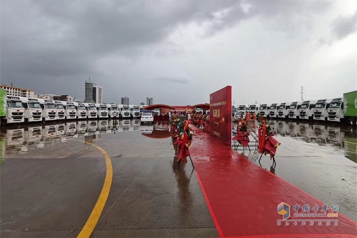广西领鲜易达冷链供应链有限公司举行冷链物流业务启动暨中国重汽豪沃T7万博体育app下载入口
新车交接仪式