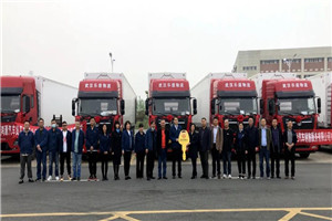 高效物流再下一城 15台东风天龙国六商品交付武汉烟草