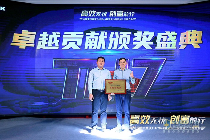 中国重汽豪沃TH7/8×4载货车走进蔬菜之乡