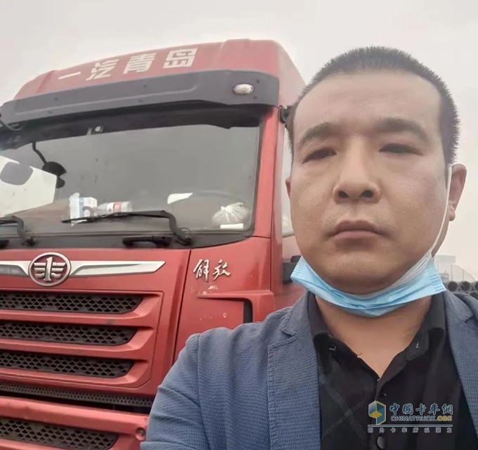 　　1997年，李厚峰开始从事运输行业，先后使用过多种品牌的车，直到2008年，他接触到解放品牌，选择了解放青汽J5M车型。    　　钢材质量较重，运输路况复杂，对车辆要求高。李厚峰说，他就是看中了悍V自重轻、低油耗、故障率低和服务好的优势，能够轻松胜任复杂的钢材运输工况。这么多年运营之路，他很少为车辆担心。悍V的高承载力、高可靠性有目共睹        　　李厚峰是解放青汽重要的合作伙伴，解放青汽为他的运输之路提供有力支撑  　　2021年，“梦想合伙人”计划开启，李厚峰受邀加入“达人馆”，专享购车、售后等多重权益，在优质平台的加持下，李厚峰的运输事业必将更上一层楼!  　　未来，解放青汽更好地扶持追梦人，引领更多“梦想合伙人”实现梦想，携手前行，创造更美好的生活!