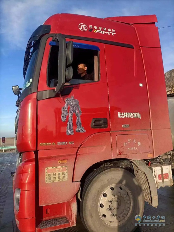 　　在经历了物流行业的不景气之后，不少个体司机把降本增效这个词当成自己最近几年的主旋律。2023年天然气车一路领涨商用车大盘，苦于油价上涨的卡友们不约而同被天然气重卡的经济优势所深深吸引，来自河北廊坊的石连胜就是其中一位。“主要是这两年油价太高了，我常年跑西北路线，那边气站比较多，气价又相对便宜，因此在今年4月我就果断换了一台欧曼EST530马力天然气重卡，这款车不负信赖，气耗这块拿捏得妥妥的!”  　　NO.1  　　高颜值硬汉 有里更有面    　　石连胜坦言，当初购车时，这款车最先打动他的是颜值。“我就特别喜欢这红红火火的颜色，看着喜兴，有气势!每次开到服务站休息时，总会有一些卡友主动上前向我询问这款燃气车的相关信息，或是对它驻足观看，让我觉得特有面子，整个人的精神面貌都被它映衬得蓬勃向上!”    　　NO.2  　　福康+AMT 遒劲更省气    　　“如果只是在高速公路上跑，车辆优势不会太明显，但走山路较多的地方，15L大排量发动机的优势就突显出来了。尤其是走盘山路段，这台欧曼新EST530燃气重卡能够展现出极强的动力及制动性能，比如上山途中，采埃孚自动挡变速器可以将车辆随时调节到最合适的挡位进行持续高效的动力输出。并且，这台车搭载的液力缓速器在长下坡路段还为制动系统分担了极大压力，能够有效避免制动系统因过热带来的刹车失控风险。同样都是跑新疆，我的欧曼就是比其他车快!”  　　除动力之外，新EST530燃气重卡的气耗表现也让石连胜很满意，他说道：“记得首次运营这台新车，我从廊坊配货拉到乌鲁木齐，整车货载重18吨，百公里平均气耗始终维持在28~32kg之间，加满1500L气罐能支撑1800公里续航。如果按照7元每公斤的气价来计算，这台车每年可以帮我省14000-28000元燃料费。”    　　NO.3  　　智能+舒适 驾乘不喊累  　　常年奔波在路上，舒适性尤为重要。“越是马不停蹄的跑，我就越能体验到新EST530燃气重卡的舒适性有多到位，这里必须好好夸一下!当我在路况较差的国道行驶时，四点悬浮驾驶室配合气囊减震座椅，可以最大限度减轻车辆的颠簸感;当我在高速公路行驶时，使用智能语音即可控制车辆各项功能，安全又舒心;当我想要停车休息时，大功率逆变器和车载冰箱可以满足在车上做饭的需求;当我累了，可以在宽大又柔软的卧铺上休息，快速解除疲劳状态。说实话，起初manbetx网页版登录时我还挺担心舒适度的，但体验过新EST530燃气重卡后疑虑全部打消，太舒适了!”    