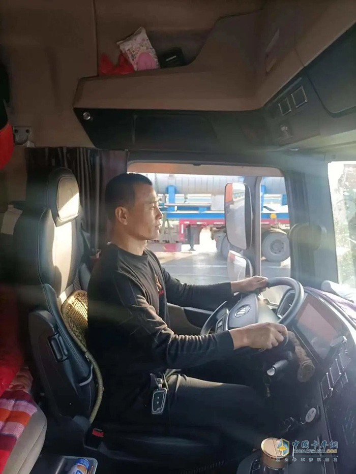 　　在经历了物流行业的不景气之后，不少个体司机把降本增效这个词当成自己最近几年的主旋律。2023年天然气车一路领涨商用车大盘，苦于油价上涨的卡友们不约而同被天然气重卡的经济优势所深深吸引，来自河北廊坊的石连胜就是其中一位。“主要是这两年油价太高了，我常年跑西北路线，那边气站比较多，气价又相对便宜，因此在今年4月我就果断换了一台欧曼EST530马力天然气重卡，这款车不负信赖，气耗这块拿捏得妥妥的!”  　　NO.1  　　高颜值硬汉 有里更有面    　　石连胜坦言，当初购车时，这款车最先打动他的是颜值。“我就特别喜欢这红红火火的颜色，看着喜兴，有气势!每次开到服务站休息时，总会有一些卡友主动上前向我询问这款燃气车的相关信息，或是对它驻足观看，让我觉得特有面子，整个人的精神面貌都被它映衬得蓬勃向上!”    　　NO.2  　　福康+AMT 遒劲更省气    　　“如果只是在高速公路上跑，车辆优势不会太明显，但走山路较多的地方，15L大排量发动机的优势就突显出来了。尤其是走盘山路段，这台欧曼新EST530燃气重卡能够展现出极强的动力及制动性能，比如上山途中，采埃孚自动挡变速器可以将车辆随时调节到最合适的挡位进行持续高效的动力输出。并且，这台车搭载的液力缓速器在长下坡路段还为制动系统分担了极大压力，能够有效避免制动系统因过热带来的刹车失控风险。同样都是跑新疆，我的欧曼就是比其他车快!”  　　除动力之外，新EST530燃气重卡的气耗表现也让石连胜很满意，他说道：“记得首次运营这台新车，我从廊坊配货拉到乌鲁木齐，整车货载重18吨，百公里平均气耗始终维持在28~32kg之间，加满1500L气罐能支撑1800公里续航。如果按照7元每公斤的气价来计算，这台车每年可以帮我省14000-28000元燃料费。”    　　NO.3  　　智能+舒适 驾乘不喊累  　　常年奔波在路上，舒适性尤为重要。“越是马不停蹄的跑，我就越能体验到新EST530燃气重卡的舒适性有多到位，这里必须好好夸一下!当我在路况较差的国道行驶时，四点悬浮驾驶室配合气囊减震座椅，可以最大限度减轻车辆的颠簸感;当我在高速公路行驶时，使用智能语音即可控制车辆各项功能，安全又舒心;当我想要停车休息时，大功率逆变器和车载冰箱可以满足在车上做饭的需求;当我累了，可以在宽大又柔软的卧铺上休息，快速解除疲劳状态。说实话，起初manbetx网页版登录时我还挺担心舒适度的，但体验过新EST530燃气重卡后疑虑全部打消，太舒适了!”    