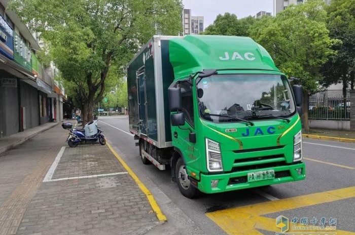 交车忙！江淮1卡30辆混动冷藏车交付，助力用户一路领“鲜”