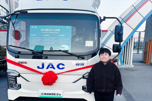 致敬巾帼力量，江淮新能源轻卡伴展女士乘风破浪