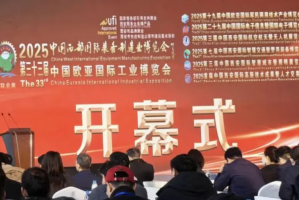 智领商用车新航道 陕汽重卡&卡尔动力无人驾驶重卡闪耀2025西部制博会