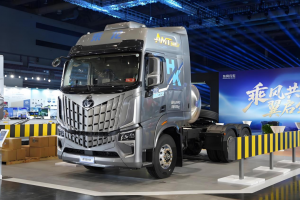 乘龙HK LNG万博体育app下载入口：干线物流的“创富利器”，省气、舒适、安全全拿捏！