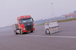 乘龙AEB系统：卡车也有 “火眼金睛” 比人反应更快！