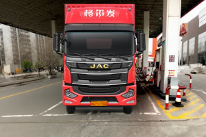 星光为引，A5为伴：余老板与时间赛跑的夜路独白