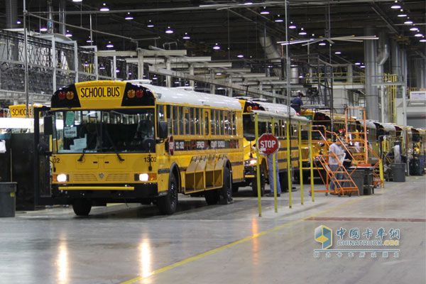 纳威司达美国中部卡车展大放异彩 卡车网参观其校车工厂