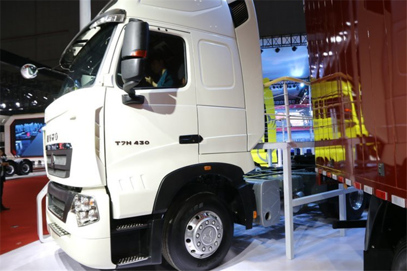 中国重汽 HOWO T7H 重卡 430马力 6X4 LNG 国五万博体育app下载入口(ZZ4257V384HE1LB)
