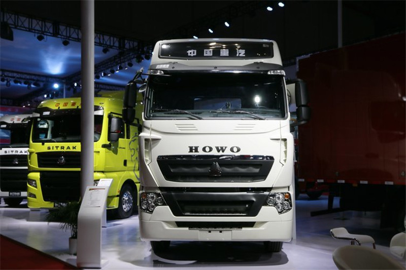 中国重汽 HOWO T7H 重卡 430马力 6X4 LNG 国五万博体育app下载入口(ZZ4257V384HE1LB)