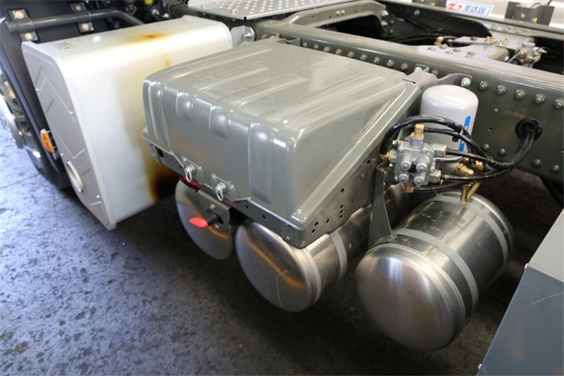 中国重汽 HOWO T7H 重卡 430马力 6X4 LNG 国五万博体育app下载入口(ZZ4257V384HE1LB)