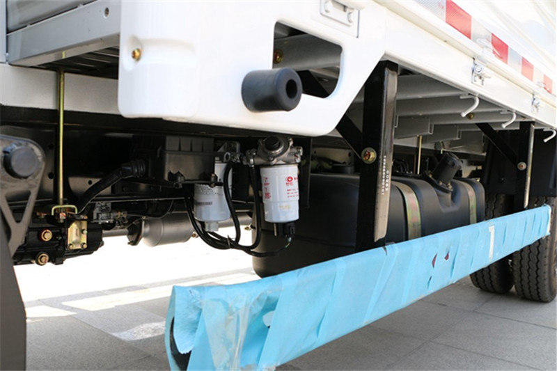 唐骏欧铃 T1系列 95马力 4X2 4.2米 国五单排栏板轻卡(ZB1040KDD6V)