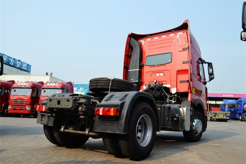 中国重汽 HOWO T7H重卡 440马力 4X2 国四危险品万博体育app下载入口
(ZZ4187V361HD1W)(高顶)