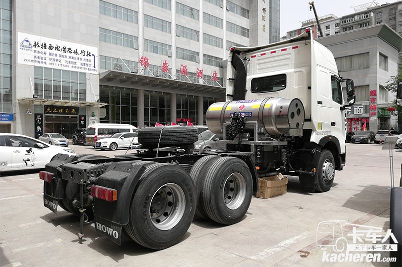 中国重汽 HOWO T7H 重卡 430马力 6X4 LNG 国五万博体育app下载入口(ZZ4257V384HE1LB)