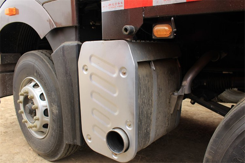 一汽解放 J6P重卡 质惠版 350马力 8X4 国五9.5米仓栅式载货车(CA5310CCYP66K2L7T4E5)