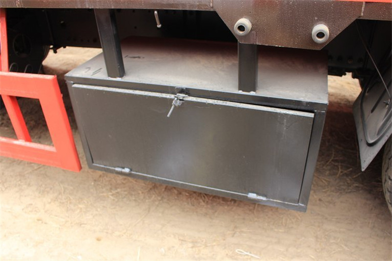 一汽解放 J6P重卡 质惠版 350马力 8X4 国五9.5米仓栅式载货车(CA5310CCYP66K2L7T4E5)