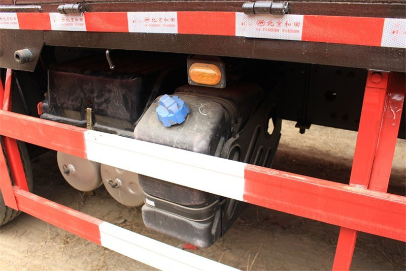 一汽解放 J6P重卡 质惠版 350马力 8X4 国五9.5米仓栅式载货车(CA5310CCYP66K2L7T4E5)