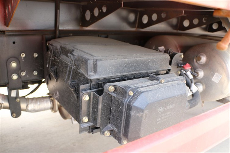 一汽解放 J6L中卡 2018款 质惠版 180马力 4X2 6.75米 国五栏板载货车(CA1180P62K1L4E5)