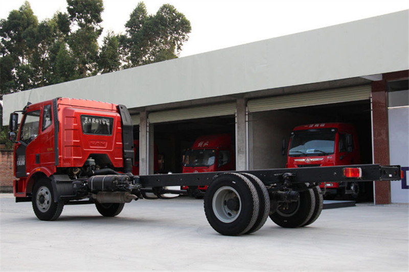 一汽解放 J6L中卡 质慧版 180马力 4X2 6.75米 国五栏板载货车(CA1180P62K1L4E5)