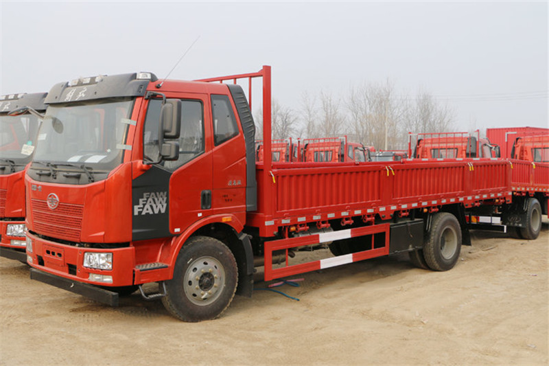 一汽解放 J6L中卡 180马力 4X2 6.8米 国五栏板载货车(8挡)(CA1160P62K1L4E5)