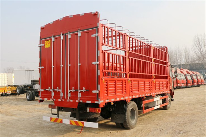 一汽解放 J6L中卡 质惠版 180马力 4X2 6.8米 国五仓栅式载货车(CA5160CCYP62K1L4E5)