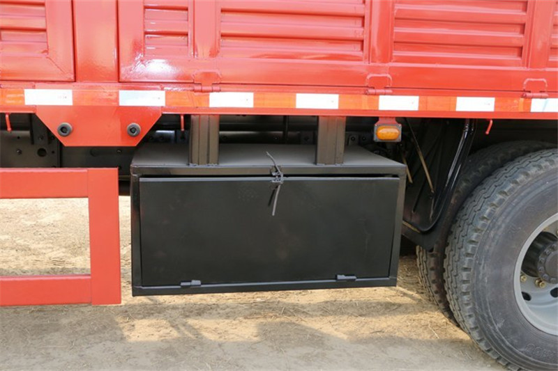 一汽解放 J6L中卡 质惠版 180马力 4X2 6.8米 国五仓栅式载货车(CA5160CCYP62K1L4E5)