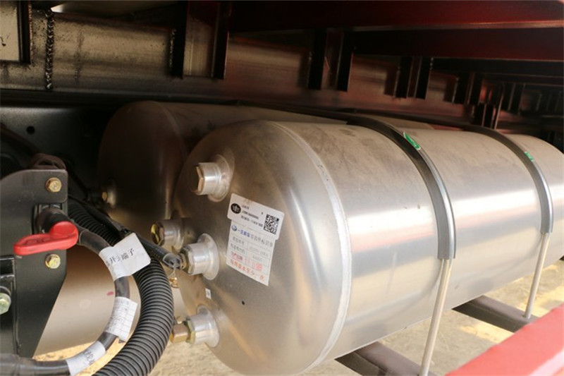 一汽解放 J6L中卡 质惠版 180马力 4X2 6.8米 国五仓栅式载货车(CA5160CCYP62K1L4E5)