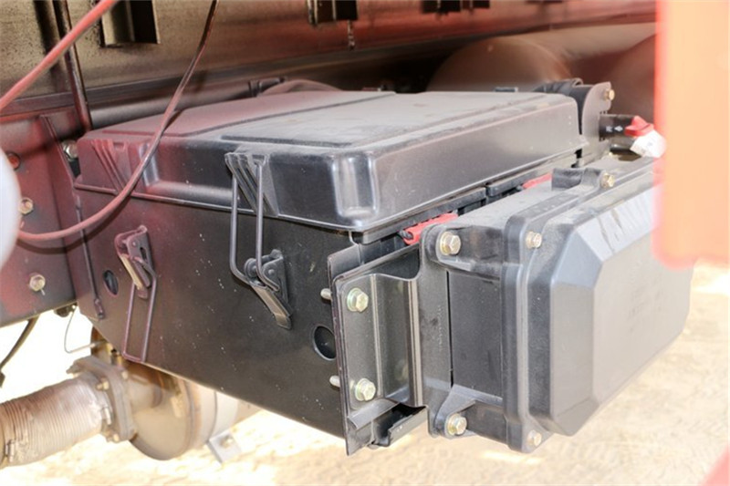 一汽解放 J6L中卡 质惠版 180马力 4X2 6.8米 国五仓栅式载货车(CA5160CCYP62K1L4E5)