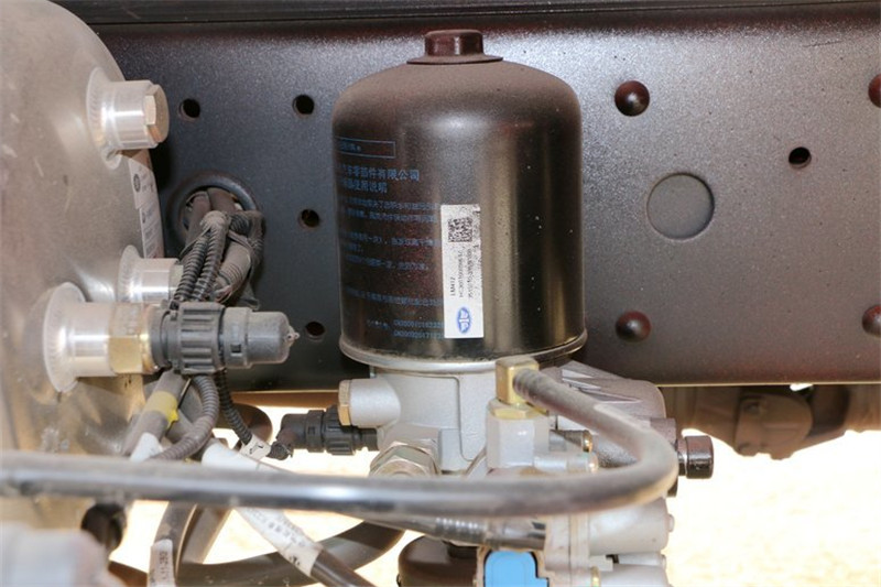 一汽解放 J6L中卡 质惠版 180马力 4X2 6.8米 国五仓栅式载货车(CA5160CCYP62K1L4E5)