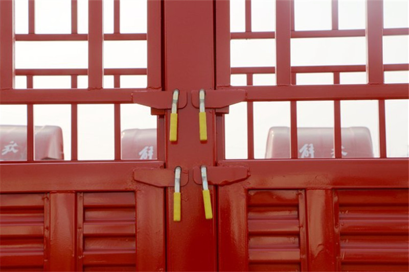 一汽解放 J6L中卡 质惠版 180马力 4X2 6.8米 国五仓栅式载货车(CA5160CCYP62K1L4E5)