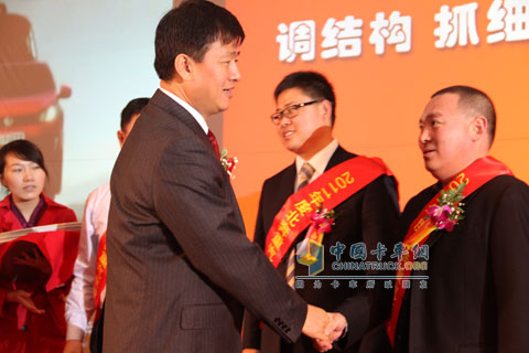 王总给获奖经销商颁奖